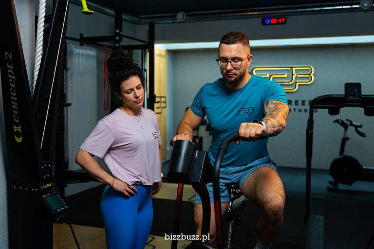 Studio fotograficzne w Twojej firmie – profesjonalne **zdjęcia biznesowe**, dynamiczna **sesja wizerunkowa**, a także energetyczne **sesje sportowe**, **zdjęcia z siłowni** i pełna mocy **sesja fotograficzna crossfit**.